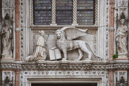Téléchargez les photos : Sculpture de Francesco Foscari et du Lion ailé sur la Porta della Carta, Palais des Doges. Venise - 5 mai 2019 - en image libre de droit