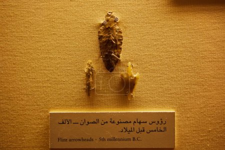 Téléchargez les photos : Anciennes pointes de flèche en silex fabriquées au 5ème millénaire avant JC (5000 avant JC à 4001 avant JC) exposées dans le musée.Dubaï - 4 Février, 2020 - en image libre de droit