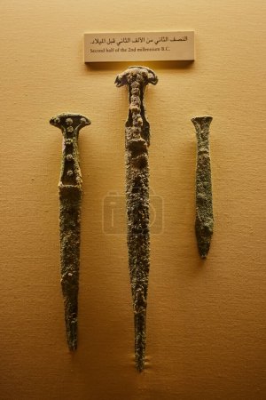Téléchargez les photos : Couteaux anciens en bronze fabriqués dans la seconde moitié du 2ème millénaire avant JC (années 2000 avant JC à 1001 avant JC) exposés dans le musée. Dubaï - 4 février 2020 - en image libre de droit