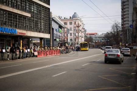 Foto de Manifestación pacífica en Ucrania. La gente se reúne con pancartas "Free Azov" en un mitin dedicado a los soldados ucranianos capturados, defensores de Mariupol. Kiev - 3 de marzo de 2024 - Imagen libre de derechos
