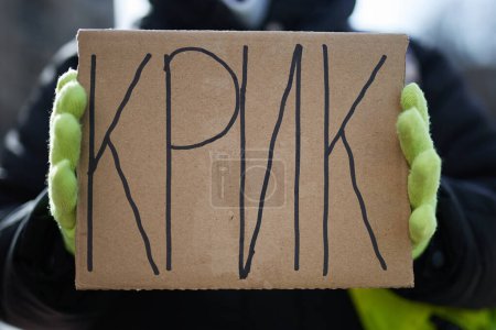 Foto de Persona que muestra una pancarta "Grito" en un mitin dedicado a los defensores capturados de Mariupol exigiendo la liberación inmediata del cautiverio ruso. Kiev - 3 de marzo de 2024 - Imagen libre de derechos