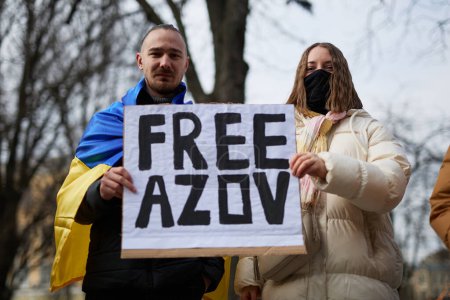 Foto de Activistas ucranianos muestran una pancarta "Azov Libre" en un mitin dedicado a los defensores de Mariupol que se mantienen en la prisión rusa. Kiev - 3 de marzo de 2024 - Imagen libre de derechos