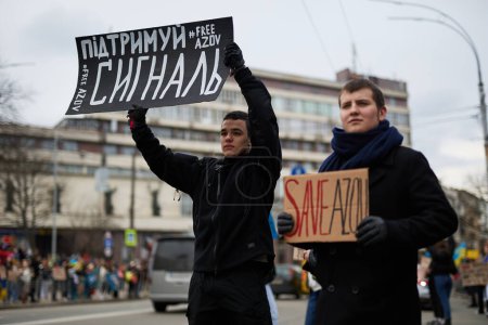 Foto de Activistas ucranianos mostrando pancartas de apoyo. Presione Señal. Free Azov "y" Save Azov "en una manifestación púlbica en Kiev - 3 de marzo de 2024 - Imagen libre de derechos