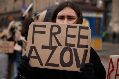 Foto de Mujer ucraniana muestra una pancarta "Azov Libre" en una protesta pacífica en Ucrania. Kiev - 18 de febrero de 2024 - Imagen libre de derechos
