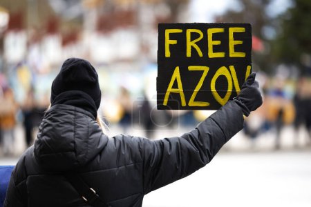 Foto de Persona sostiene una pancarta "Azov Libre" en una manifestación pública en el centro de la ciudad de Kiev - 18 de febrero de 2024 - Imagen libre de derechos