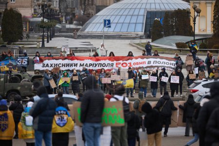 Foto de Gran grupo de activistas ucranianos llevan una pancarta "Defensores de Mariupol, Batallón 501, sigue en cautiverio" en una manifestación pacífica. Kiev - 18 de febrero de 2024 - Imagen libre de derechos