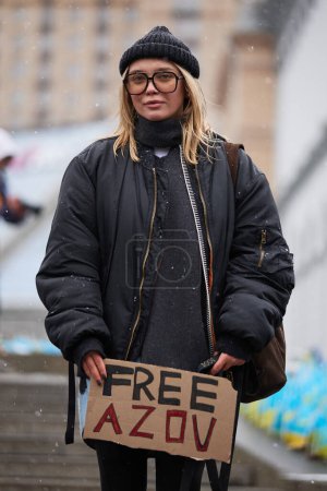 Foto de La joven ucraniana sostiene una pancarta "Free Azov" en una manifestación en el centro de la ciudad. Kiev - 18 de febrero de 2024 - Imagen libre de derechos