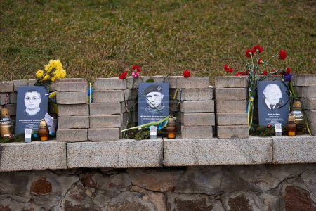 Téléchargez les photos : Portrait de Mykhailo Zhyznevskii, militant de Maidan, première victime tuée par la police lors de la Révolution de la dignité en 2014. Kiev - 20 février 2024 - en image libre de droit