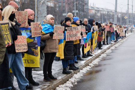 Foto de Gran grupo de activistas ucranianos llevan pancartas "Free Azov" junto a la carretera en Kiev - 11 de febrero de 2024 - Imagen libre de derechos