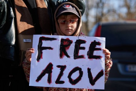 Foto de Niña ucraniana posando con una pancarta "Free Azov" en una manifestación pacífica dedicada a los defensores capturados de Mariupol. Kiev - 10 de marzo de 2024 - Imagen libre de derechos