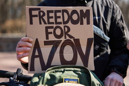 Foto de La persona sostiene una pancarta "Libertad para Azov" en una manifestación pública. Kiev - 10 de marzo de 2024 - Imagen libre de derechos