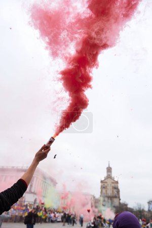 Foto de Activista ucraniano quema una bomba de humo roja en una manifestación pública. Kiev - 16 de marzo de 2024 - Imagen libre de derechos