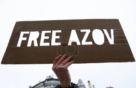 Foto de Activista sostiene un cartel "Free Azov" en una manifestación. Kiev - 17 de marzo de 2024 - Imagen libre de derechos