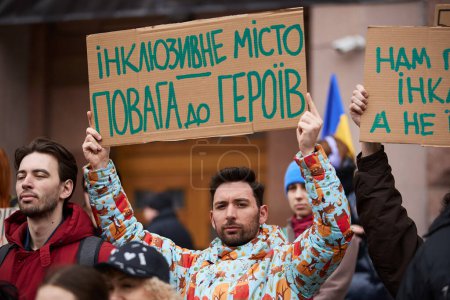 Téléchargez les photos : Militants ukrainiens posant avec une bannière pour l'amélioration de l'inclusivité pour les soldats blessés et les personnes blessées. Kiev - 23 mars 2024 - en image libre de droit