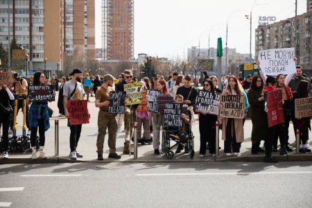 Foto de Grupo de activistas ucranianos posando con pancartas exigiendo la liberación de prisioneros de guerra del cautiverio ruso. Kiev - 31 de marzo de 2024 - Imagen libre de derechos