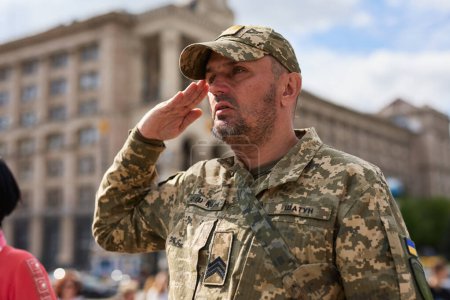 Foto de Soldado ucraniano saluda durante el himno nacional en un evento público en Kiev - 13 de abril de 2024 - Imagen libre de derechos