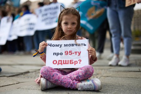 Foto de La pequeña ucraniana lleva un letrero: "¿Por qué nadie habla de la Brigada de Asalto 95?" en un mitin dedicado a soldados ucranianos capturados y desaparecidos. Kiev - 13 de abril de 2024 - Imagen libre de derechos