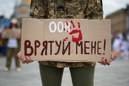 Foto de Persona sostiene una pancarta "ONU Sálvame" en idioma ucraniano en una manifestación pública dedicada a los soldados ucranianos capturados que permanecen en prisiones rusas. Kiev - 13 de abril de 2024 - Imagen libre de derechos