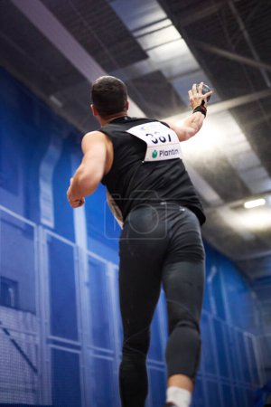Téléchargez les photos : Athlète lancer de fer 7.26 kg tir au Championnat d'Ukraine en athlétisme. Kiev - 3 février 2024 - en image libre de droit