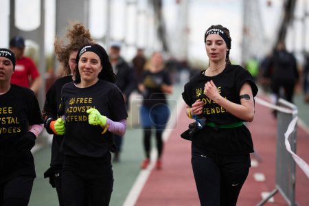 Foto de Jóvenes ucranianas corriendo la maratón en la competición Spartan Race en Kiev - 20 de abril de 2024 - Imagen libre de derechos