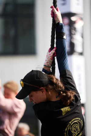 Téléchargez les photos : Femme ukrainienne grimpe la corde lors de la compétition Spartan Race à Kiev - 20 Avril, 2024 - en image libre de droit