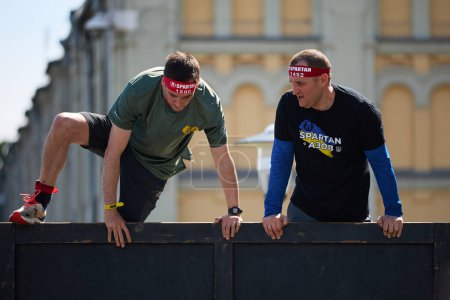 Téléchargez les photos : Les athlètes escaladent le mur lors de la compétition Spartan Race à Kiev - 20 Avril, 2024 - en image libre de droit