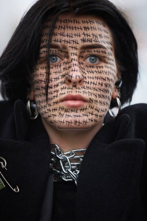 Foto de Retrato de una mujer ucraniana con pintura facial dedicada a soldados ucranianos capturados que permanecen en prisiones rusas. Kiev - 21 de abril de 2024 - Imagen libre de derechos