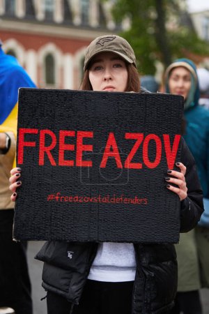 Foto de Mujer ucraniana posando con una pancarta "Free Azov". Kiev - 21 de abril de 2024 - Imagen libre de derechos