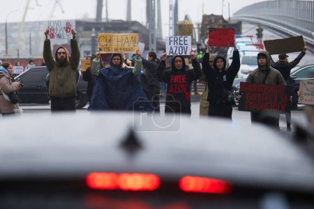 Foto de Grupo de activistas ucranianos bloqueando la carretera con letreros "Free Azov". Kiev - 21 de abril de 2024 - Imagen libre de derechos