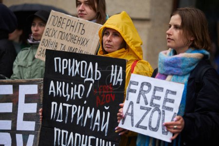 Foto de Mujeres ucranianas manifestándose por la liberación de los defensores capturados de Mariupol y Azovstal. La gente exige la liberación de los prisioneros de guerra de las prisiones rusas. Kiev - 21 de abril de 2024 - Imagen libre de derechos