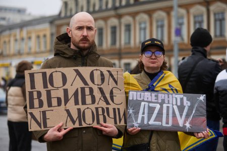 Foto de Gente ucraniana posando con pancartas "Cautiverio mata. No te calles "y" Trae a Azov de vuelta "en un mitin. Kiev - 21 de abril de 2024 - Imagen libre de derechos