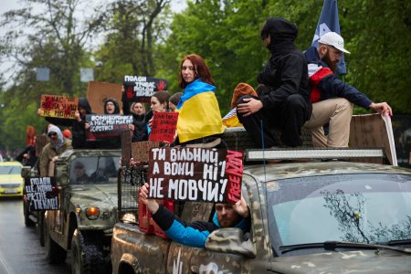 Foto de Activistas ucranianos montados con pancartas "Free Azov" en camiones militares en una manifestación pública en Kiev - 21 de abril de 2024 - Imagen libre de derechos