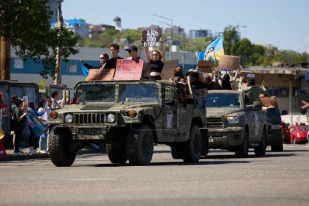 Foto de Activistas ucranianos viajan en un camión militar HMMW Hummer con pancartas "Free Azov". Kiev - 28 de abril de 2024 - Imagen libre de derechos