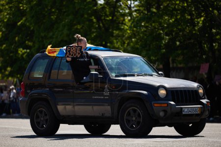 Foto de Activista ucraniano monta en un coche con un suspiro "Azov Libre" y la bandera de Ucrania. Kiev - 28 de abril de 2024 - Imagen libre de derechos