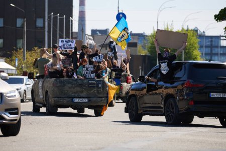 Téléchargez les photos : Groupe de patriotes ukrainiens manifestant avec des drapeaux et des bannières sur une action publique à Kiev - 28 Avril, 2024 - en image libre de droit