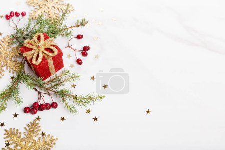 Téléchargez les photos : Décoration de Noël marbre fond vue de dessus. Joyeux Noël carte de vœux, cadre. Thème vacances de Noël d'hiver. Bonne année. Couché plat, vue du dessus - en image libre de droit