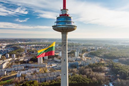 Foto de VILNIUS, LITUANIA - 16 DE FEBRERO DE 2022: Bandera tricolor gigante lituana ondeando en la torre de televisión de Vilna en la celebración del Día de la Restauración del Estado en Vilna. - Imagen libre de derechos