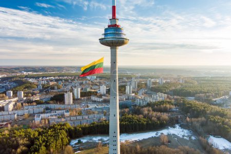 Téléchargez les photos : VILNIUS, LITUANIE - 16 FÉVRIER 2022 : Drapeau tricolore lituanien géant agitant sur la tour de télévision de Vilnius la célébration de la restauration de la Journée de l'Etat à Vilnius. - en image libre de droit