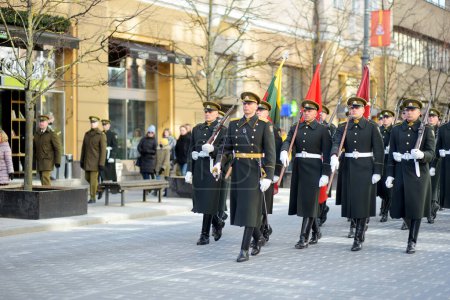 Téléchargez les photos : VILNIUS, LITUANIE - 11 MARS 2022 : Défilé festif à l'occasion du 32e anniversaire de la restauration de l'indépendance de la Lituanie. Participants au défilé portant des drapeaux nationaux. - en image libre de droit