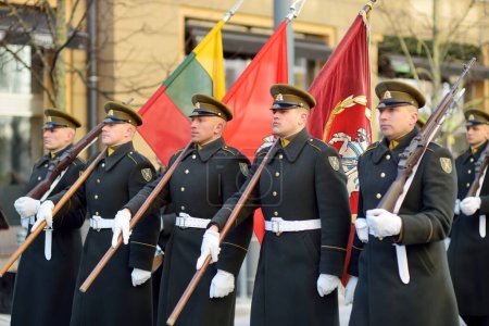 Téléchargez les photos : VILNIUS, LITUANIE - 11 MARS 2022 : Défilé festif à l'occasion du 32e anniversaire de la restauration de l'indépendance de la Lituanie. Participants au défilé portant des drapeaux nationaux. - en image libre de droit