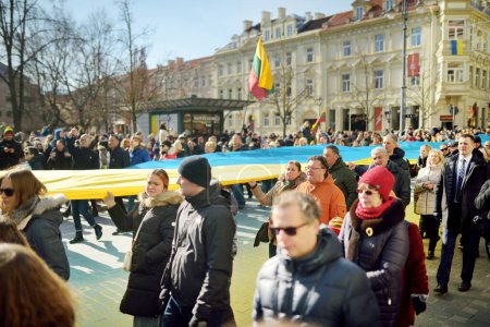 Téléchargez les photos : VILNIUS, LITUANIE - 11 MARS 2022 : Des gens joyeux portant des drapeaux lituaniens tricolores lors d'événements festifs alors que la Lituanie célébrait le 32e anniversaire de sa restauration de l'indépendance. - en image libre de droit