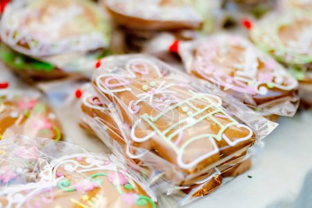 Téléchargez les photos : Colorful home made gingerbread cookies sold on Kaziukas, annual traditional crafts fair in Vilnius, Lithuania - en image libre de droit