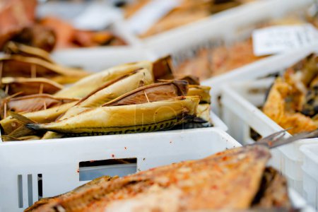 Téléchargez les photos : Selection of assorted home made smoked fish on a farmers market in Vilnius, Lithuania. Kaziukas, traditional spring fair in capital of Lithuania. - en image libre de droit