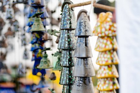 Téléchargez les photos : Colorful ceramic bells and other decorations sold on Easter market in Vilnius. Lithuanian capitals annual traditional crafts fair is held every March on Old Town streets. - en image libre de droit