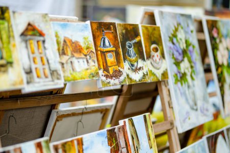 Foto de VILNIUS, LITHUANIA - MARCH 4, 2022: Painters sell their paintings on Kaziuko muge or Kaziukas, traditional Easter market, crafts fair held every March on Old Town streets. - Imagen libre de derechos