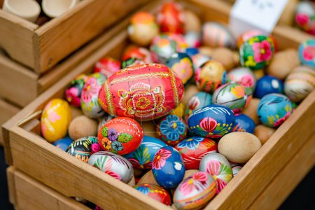 Foto de VILNIUS, LITHUANIA - MARCH 4, 2022: Colorful handmade wooden Easter eggs sold in annual traditional crafts fair in Vilnius, Lithuania - Imagen libre de derechos