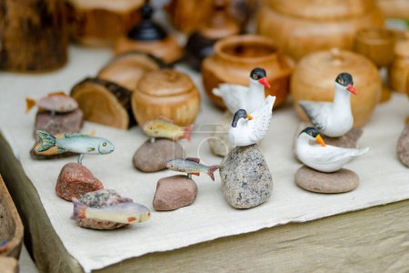 Foto de Coloridas decoraciones de cerámica vendidas en el mercado de Pascua en Vilna. Feria anual de artesanía tradicional de la capital lituana se celebra cada marzo en las calles de la Ciudad Vieja. - Imagen libre de derechos