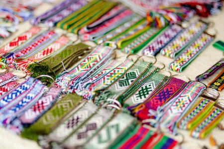 Téléchargez les photos : Détails d'une armure lituanienne traditionnelle colorée. Ceintures tissées dans le cadre du costume national lituanien vendu à la foire traditionnelle de Pâques à Vilnius, Lituanie - en image libre de droit
