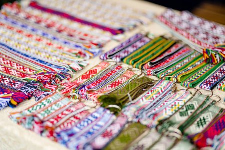 Téléchargez les photos : Détails d'une armure lituanienne traditionnelle colorée. Ceintures tissées dans le cadre du costume national lituanien vendu à la foire traditionnelle de Pâques à Vilnius, Lituanie - en image libre de droit