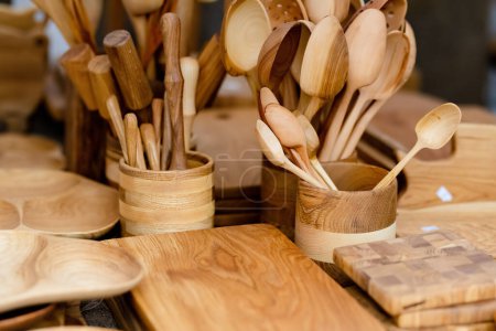 Téléchargez les photos : Wooden kitchenware and decorations sold on Easter market in Vilnius. Lithuanian capitals annual traditional crafts fair is held every March on Old Town streets - en image libre de droit